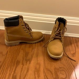 Like new faux timerblands.